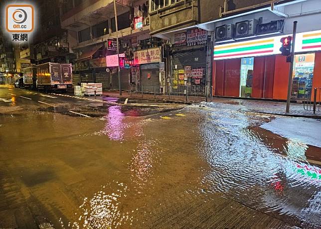 北角電氣道發生爆水管，大量黃泥水湧出路面。(李國健攝)