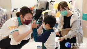 孩子在杏一門市人員的引導下進行購物任務，家長與治療師在旁鼓勵陪伴。