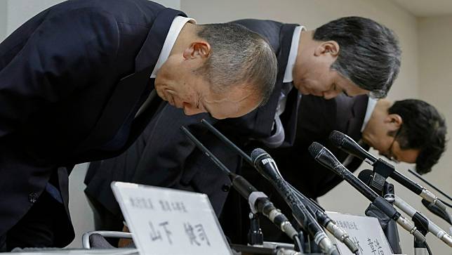 3月22日小林製藥社長小林章浩（中），於大阪舉行的記者會上鞠躬道歉。美聯社