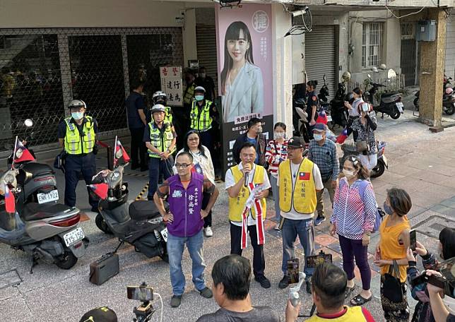 新黨青年軍光復小學堂高雄車隊遊行並前往黃捷服務處踢館。 圖：民間鬥士辦公室提供