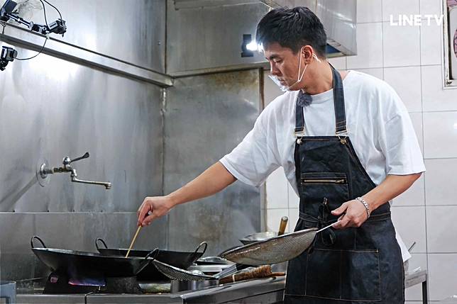 ▲柯有倫親自與老闆學習烹煮「紹興豬腳」，從清理豬腳、滷豬腳、炸豬腳，下鍋時油噴起來就跟火山爆發一樣，讓他受驚嚇的反應表露無遺。（圖／LINE TV提供）