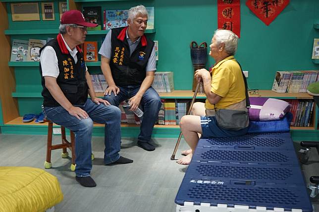 花蓮縣政府社會處長陳加富（左）、原民處長馬呈豪到設在明利國小的收容所，關切安置狀況。記者王燕華／攝影