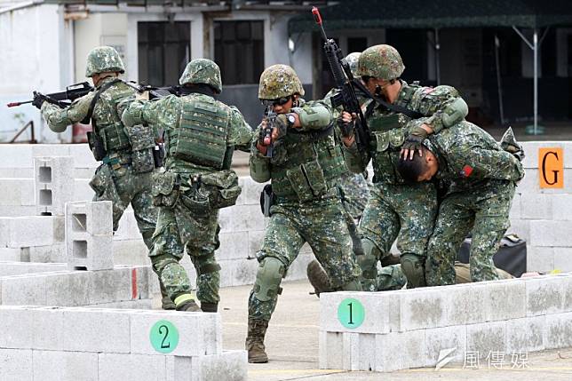 陸軍特戰指揮部「戰術任務行軍訓練」即將展開，自3月15日起，連續18日執行總長457公里的行軍任務。圖為特戰戰術任務行軍CQB訓練畫面。（資料照，蘇仲泓攝）