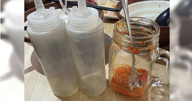 她買2份麵竟自備「容量1斤袋」裝光3罐醬料　店家傻眼：真的很氣