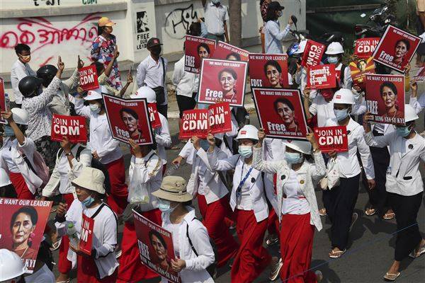 緬甸街頭仍然聚集大批民眾，抗議軍政府奪權，英國也向敏昂萊等人祭出制裁，施壓軍政府歸還政權。（達志影像／美聯社）