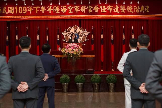 蔡總統勉勵畢業生，身為中華民國的軍官，未來一定要全力堅持國土主權寸步不讓，民主自由堅守不退的信念。(取自總統府網站)