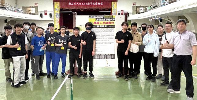 崑大機器人系培訓南區高中職生在第五十四屆全國技能南區分區賽中，獲得機器人系統整合職類第一、三、四、五名與兩項佳作。　（崑大提供）