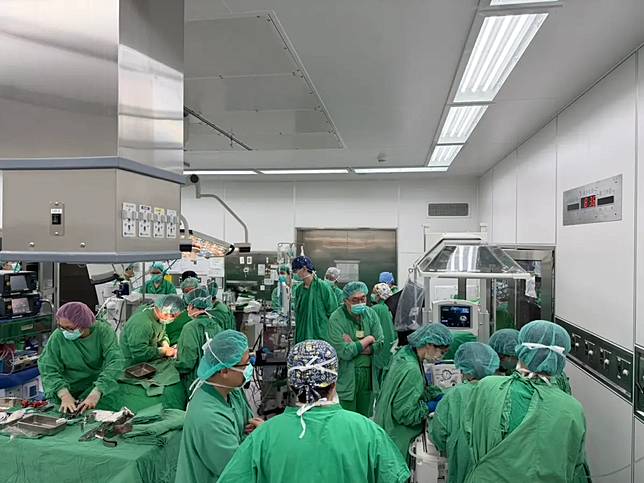 一名孕婦因腦瘤復發出血送醫，北榮醫護團隊共30多人一同進入手術室搶救母子