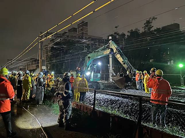 臺鐵局加速重要基礎建設
分別完成南/北部軌道切換工程
