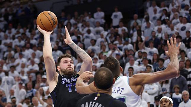 達拉斯獨行俠球星東契奇（Luka Doncic）在西區決賽第2戰不僅繳出大三元數據，更投出準絕殺，幫助獨行俠109：108逆傳迎球，系列賽取得2：0領先。路透社