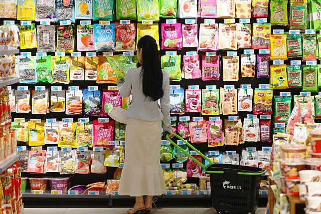 A consumer shops at a supermarket in Tengzhou, east China's Shandong Province, April 11, 2024. (Photo by Sun Yang/Xinhua)