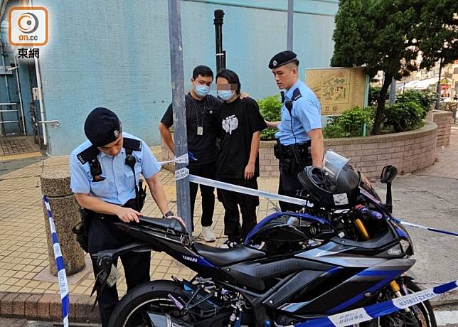 警員拘捕涉案鐵騎士及搜查電單車。(吳鎮興攝)