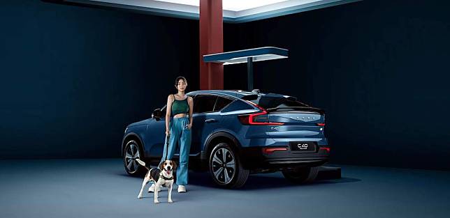 VOLVO攜手新生代天才演員王淨與 C40 Recharge 強勢登場，演繹「生來，獨領不凡」的絕對自信