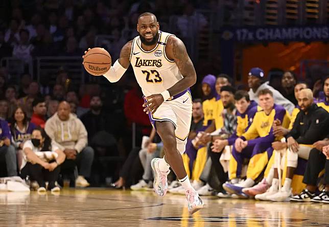 「詹皇」詹姆斯（LeBron James）全場猛轟32分、14籃板、10助攻「大三元」數據。法新社