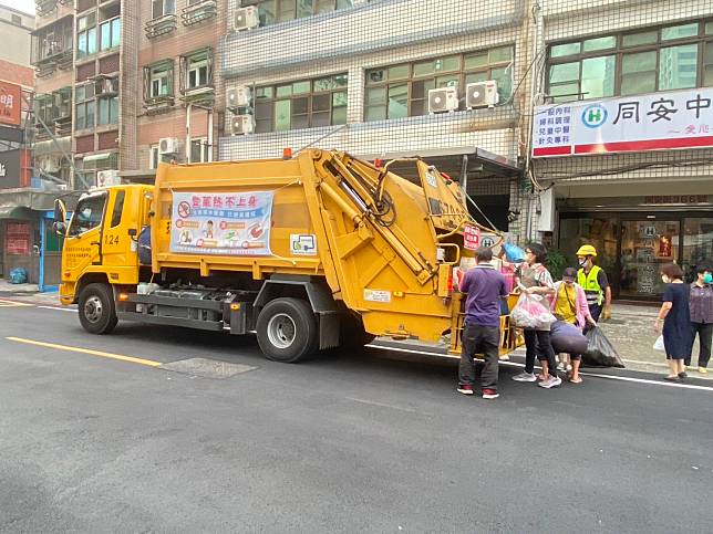 桃園市清潔隊3000人將於11/1中午12點起加班展開垃圾收運。圖：桃園市環保局提供