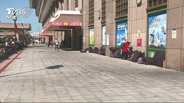 3名歹徒今日利用人民幣交易為由，在台北車站設局行搶案件。圖／TVBS