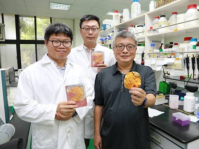興大森林學系王升陽特聘教授（右）與台灣利得生技團隊發表樟芝特有成分之研究刊登於國際期刊。（圖片來源：國立中興大學提供）
