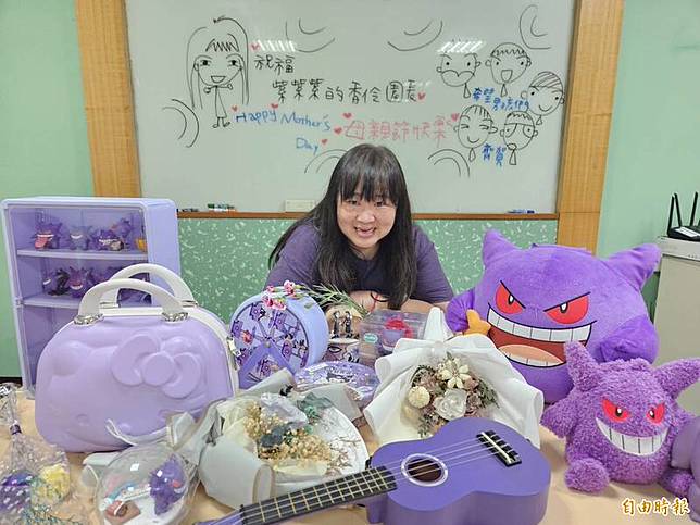希望學園園長媽媽林香伶喜愛紫色，收藏許多紫色物品。(記者黃淑莉攝)