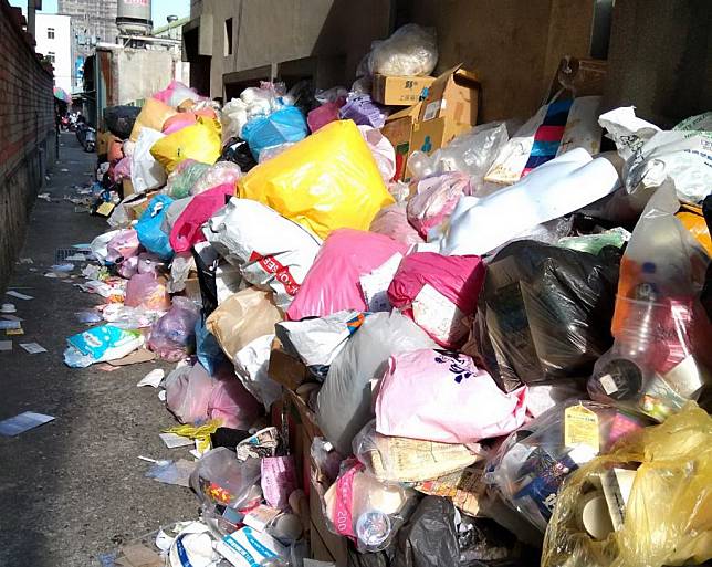 台中市沙鹿區沙田路沙鹿區農會旁的巷弄，被丟棄大量垃圾，堆積如山，嚴重破壞環境。（記者陳金龍攝）