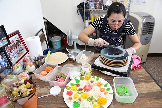 范清姮女士專注的製作3D立體果凍。