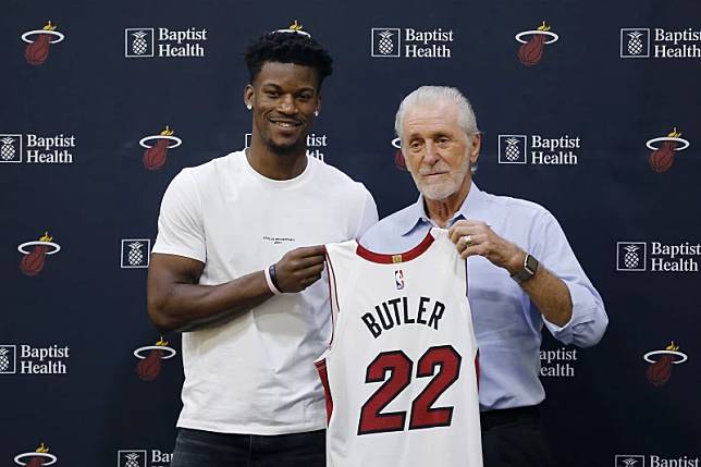 熱火「士官長」巴特勒（Jimmy Butler，左）和總裁萊利（Pat Riley）徹底鬧翻。法新社