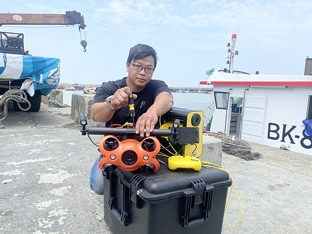 陳聖傑利用自身的科技背景，將水下無人機運用在漁業管理，讓魚場收入大幅提升。 　(記者曾芳蘭攝)