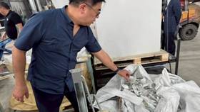 環境部長彭啟明去年視察廢太陽光電板處理廠。環境部提供