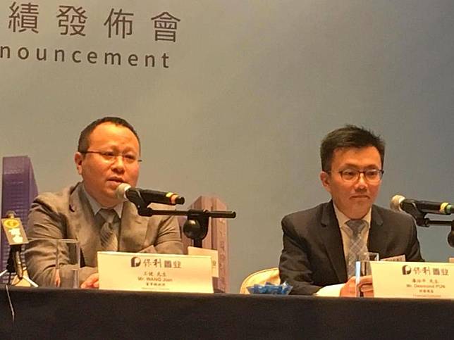 王健(左)指公司融資狀況穩定(商台新聞 邱麗鳴攝)