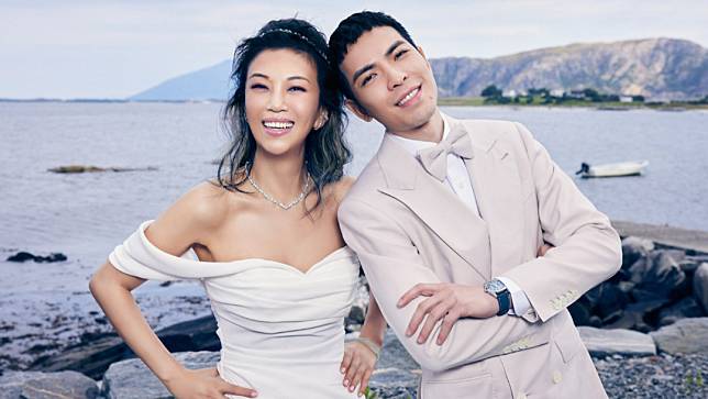 蕭敬騰（右）與經紀人老婆Summer在挪威拍婚紗照。喜鵲娛樂提供