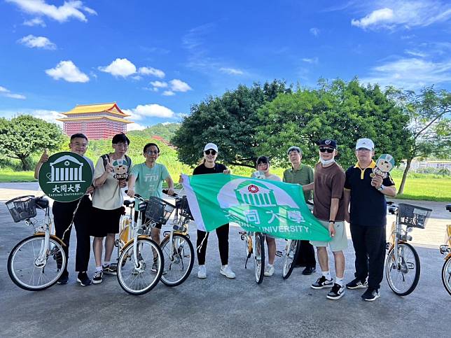 大同大學校長何明果(左三)與同事騎乘腳踏車，鼓勵大家養成運動好習慣。(大同大學提供)
