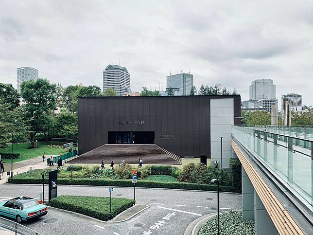AP愛彼在東京六本木Midtown「芝生廣場」的草地上，憑空搭建起一座巨型展覽館，現場除了展出橫跨一百四十四年的品牌歷史與製錶工藝，也展出藝術家池田亮司的最新作品。