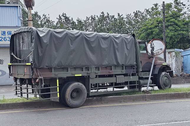 陸軍23歲陳姓女士官駕駛大型軍車，轉彎失控開上安全島，還撞歪反光鏡，所幸無人傷亡。民眾提供