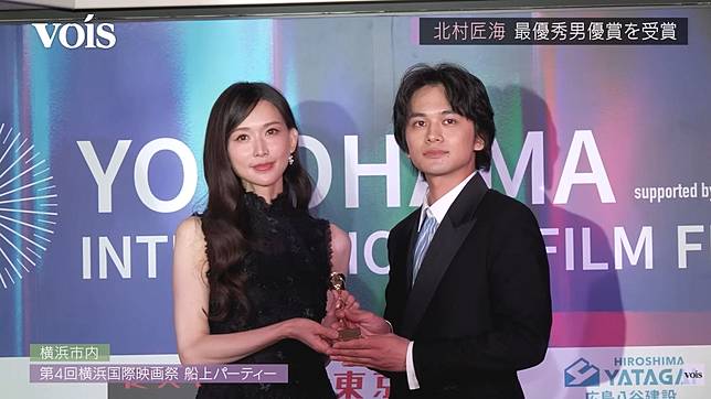 林志玲（左）頒發最佳男演員獎給北村匠海。翻攝voisjp YT