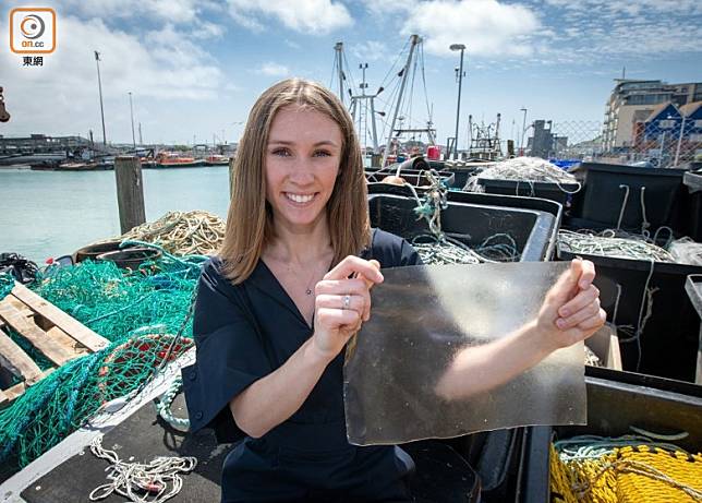 英國大學生Lucy Hughes利用魚廢料及紅藻研發出生物塑膠的「MarinaTex」，奪得James Dyson設計大獎的國際冠軍。