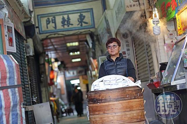 今年60歲的朱桂紅從媽媽手中接手販賣茯苓糕，至今已經快40年。