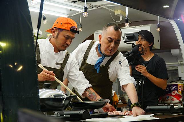 ▲黃秋生、KID林柏昇、宋柏緯一同準備今日特色餐點（圖/ LINE TV）