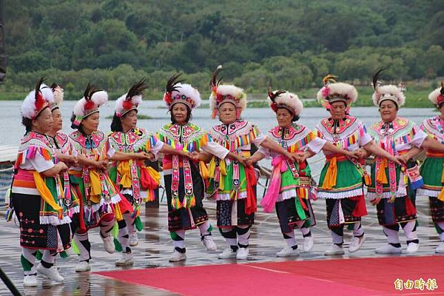 原住民立委孔文吉、伍麗華等人均提案修正地制法第33條指出，現行地制法規定，讓非六都的部分縣市山地原住民，無法選舉山地原住民的代表，應有山地原住民代表席次，然而對於修法涉及的席次變動，經討論後仍無法達成共識而保留。圖為原住民表演。(資料照)