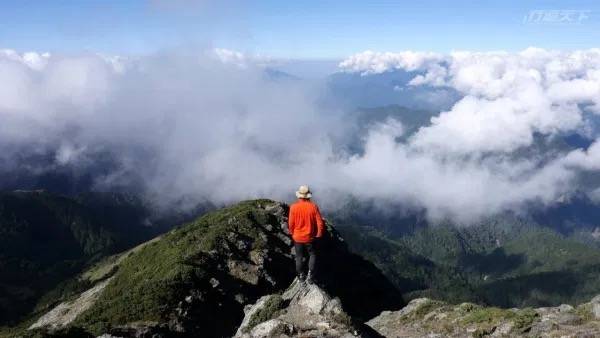 ▲團員眼中可一人分飾多角萬能嚮導廖少，同時身兼戶外企劃、高山嚮導、攝影師及司機，帶領大家遊走山林並精準地把時間留在最夢幻的地方。