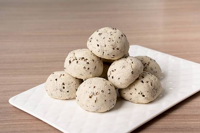 外皮酥軟、中心Q彈，簡單又可愛的「韓國芝麻小麵包」，連幼稚園小朋友都可以自己操作。每一組 NT$ 380。（圖片提供/ Funsiamo）