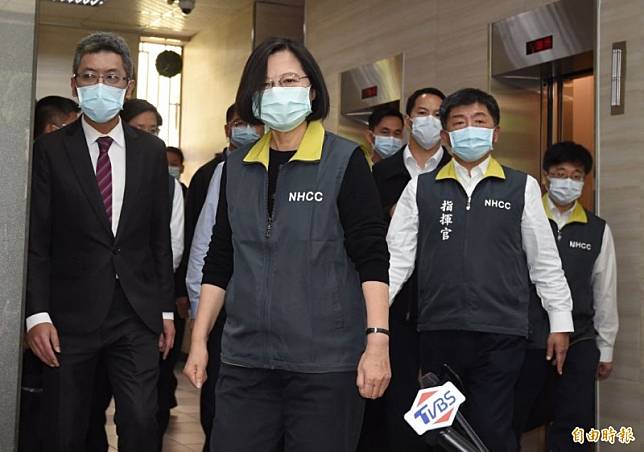 總統蔡英文2日配戴口罩前往中央流行疫情指揮中心視察。(記者劉信德攝)