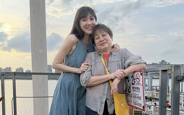 林逸欣在父親過世後，常伴媽媽身邊。（圖／翻攝Facebook）