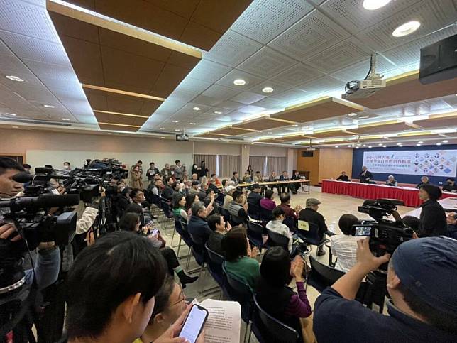 美加澳亞等地知名華人自媒體組成的「2024全球華文自媒體台灣大選觀選團」已正式抵台，並於今(11)天舉行國際記者會。 圖：信民兩岸研究協會提供。