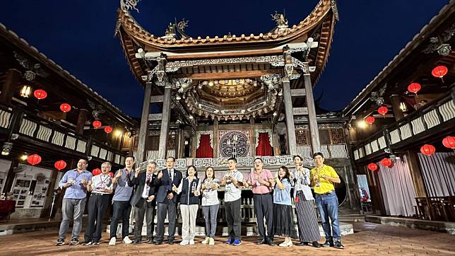 霧峰林家宮保第園區舉辦首屆午茶會，展現百年糕餅與建築百年古蹟相結合的獨特魅力，創藝徵件展獲獎得主。（記者陳金龍攝）