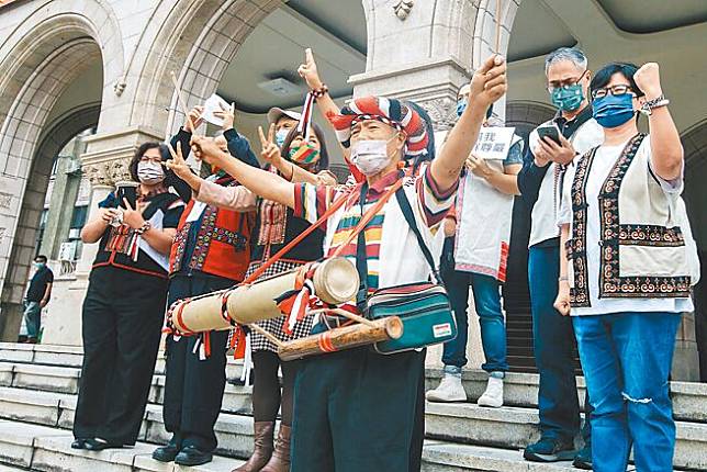 圖為2022年10月28日，西拉雅正名運動發起人之一萬正雄（前）拿出事先準備的竹鼓，帶領族人高唱凱旋之歌。（本報資料照片）