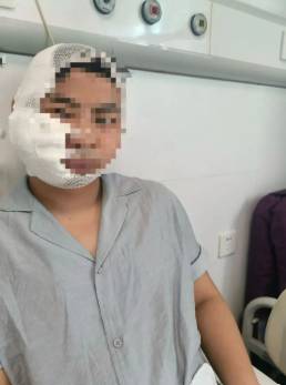 男子潛水過程中遭到一條體長約 3 公尺的沙虎鯊猛烈攻擊。 圖：翻攝自新浪網 