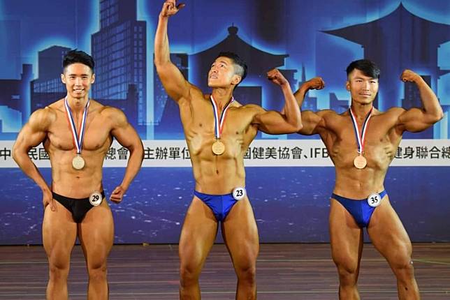 身材精壯、神彩奕奕的黃昱清（中）抗癌成功後獲健美比賽冠軍，今年35歲的他，2年多前被診斷罹患淋巴癌4期。（黃昱清提供／中央社）