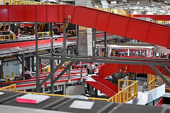 Workers sort parcels at a transit hub of SF Express in Tianjin, north China, June 18, 2024. (Xinhua/Li Ran)