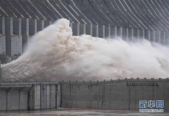 中國專家稱三峽大壩能抵禦「核武」，假如原子彈直接命中大壩，也只會炸出一個大缺口，不可能發生毀滅性潰壩。圖為三峽大壩洩洪。   圖：翻攝新華網