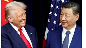 2025年10月30日，美國總統川普（左）與中國國家主席（右）於南韓慶州舉行APEC峰會期間在釜山金海國際機場會面。路透社