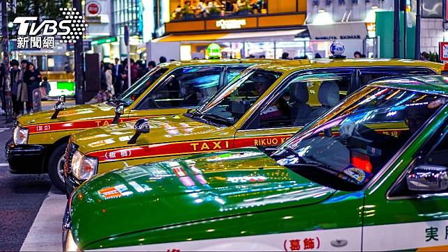 日本的計程車有各種顏色，但合法執照的計程車一律是綠色車牌。（示意圖／Shutterstock達志影像）